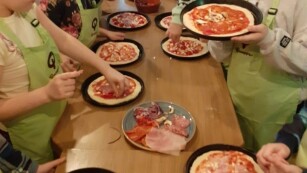 uczniowie uczestniczą w warsztatach w Giuseppe Pizza