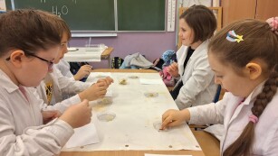 uczniowie uczestniczą w eksperymentach chemicznych