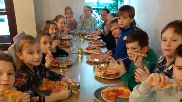 uczniowie uczestniczą w warsztatach w Giuseppe Pizza