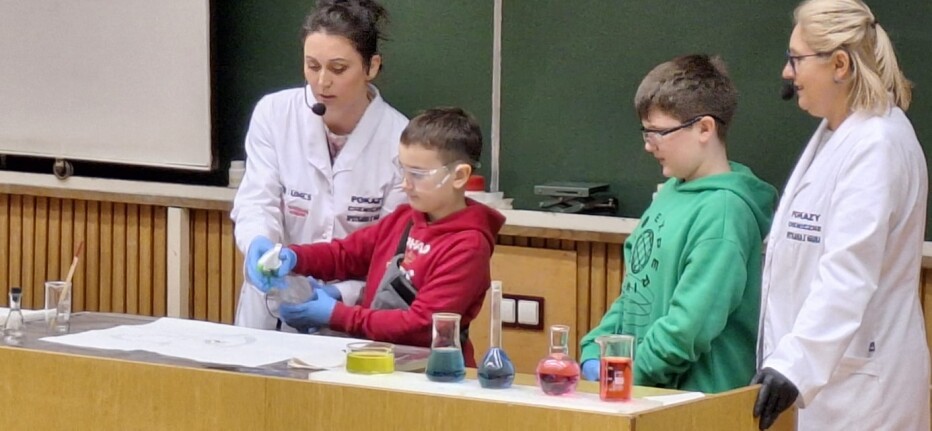dzieci uczestniczą w doświadczeniach chemicznych