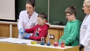 dzieci uczestniczą w doświadczeniach chemicznych