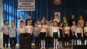 dzieci śpiewają na akademii