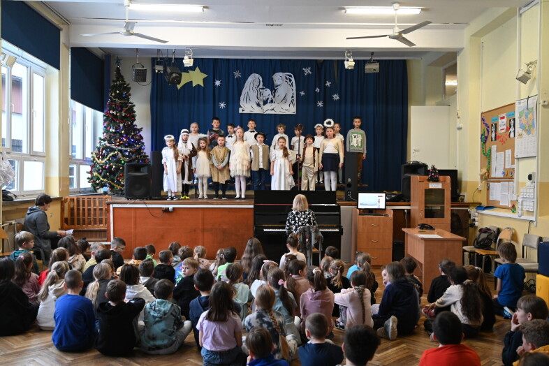 dzieci śpiewają przed uczniami