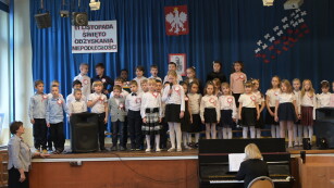 dzieci śpiewają na akademii